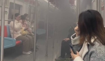 地铁1号线车厢内烟雾弥漫 运营方：系站外高架社会车辆起火，未影响运营