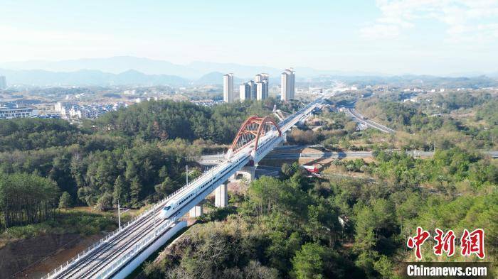 龙龙高铁福建龙岩至武平段开通运营